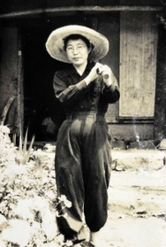 農作業に出る加武三代子さん＝１９４７年、島根県三刀屋町