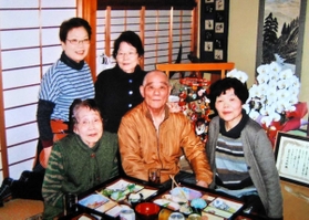 加武三代子さん（前列左）の１００歳祝いで集まった（同左２人目から）長男の加武茂さん、三女の柳町敏子さん、（後列左から）四女の北越アヤ子さん、次女の吉井英子さん＝２０１７年２月、姫路市内