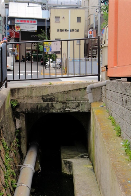 商店街の地下を流れる「盗人川」。水道筋交番のほぼ真下を通るようだ＝灘区水道筋３