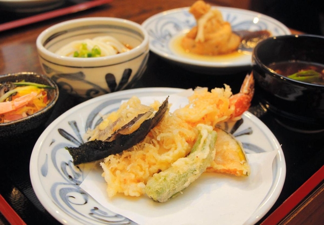 うどんにミニちらしずし、鳥の陶板焼きなど１店目からボリューム満点の料理が並ぶ