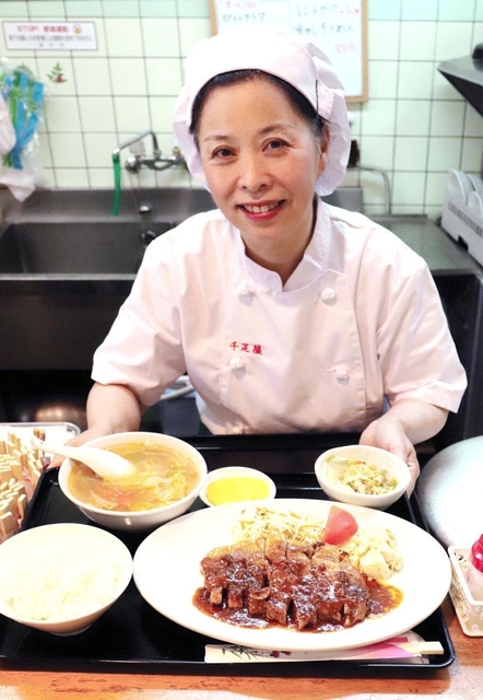 ３代目店主の小山紅さん。名物「ポークチャップ定食」は開店当時の味を守る＝灘区倉石通６