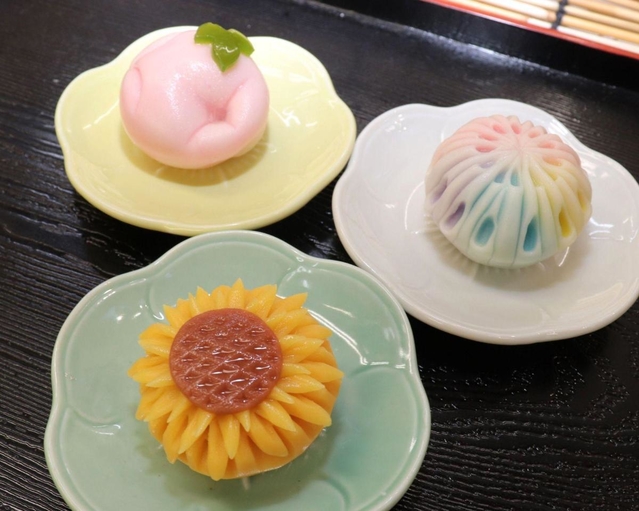夏の限定商品（左から）「朝顔」「ひまわり」「花火」＝美吉堂本舗