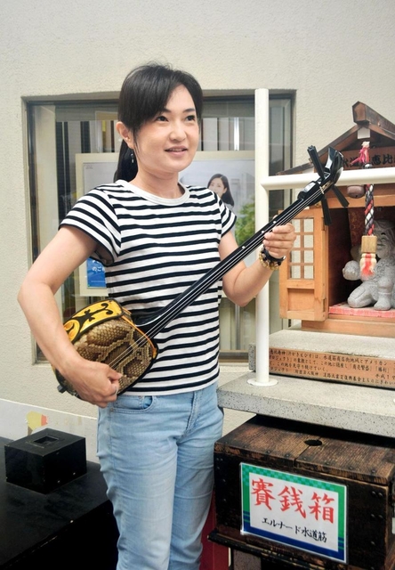 「水道筋が好きすぎて、１泊の旅行でも帰りたくなる」という竹下育さん＝エルナード水道筋