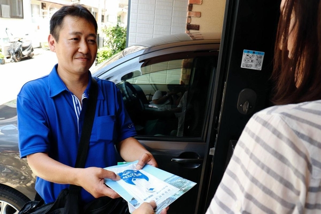 集金の際、読者と会話を弾ませる藤原英土さん＝神戸市灘区下河原通４
