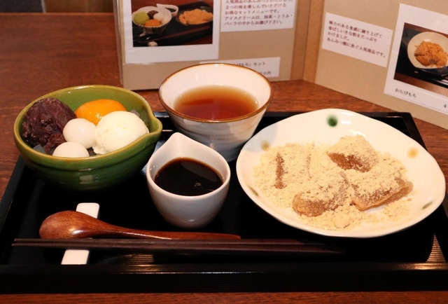 看板メニューのあんみつとわらび餅。すっきりとした甘みで地元ファンも多い＝甘味処あかちゃ家