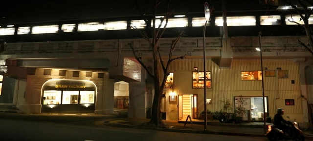 高架を走る阪急電車。その下では、それぞれの工房が独自の表情を持ち、景観に変化を与える＝神戸市灘区城内通５（撮影・山崎　竜）