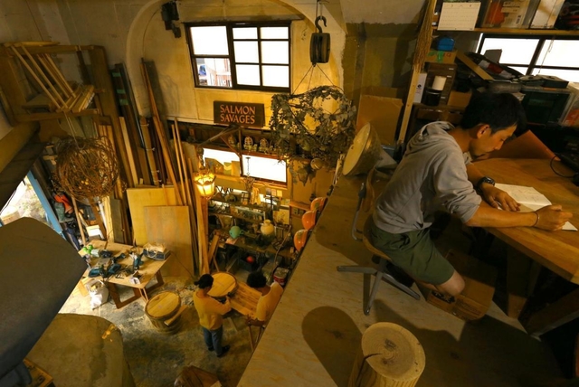 高さを有効に生かし、ロフト構造を持つ「チームクラプトン」の工房＝神戸市灘区城内通５（撮影・山崎　竜）