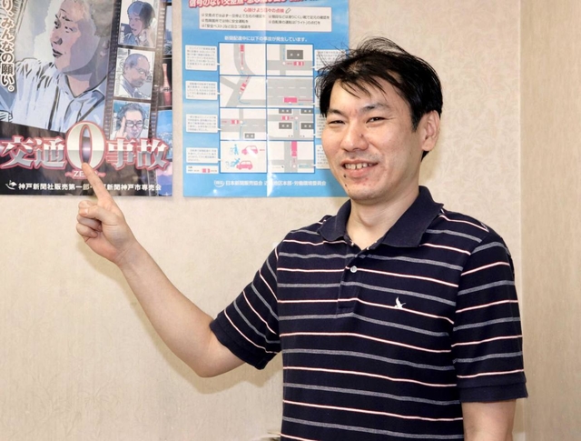 おすすめの場所を紹介する西灘専売所所長の阪本さん＝灘区岸地通４、神戸新聞西灘専売所