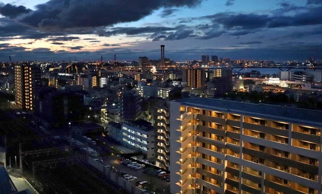 午前４時ごろ、配達途中に見ることができる景色＝神戸市灘区灘北通８、神戸市営灘北第二住宅