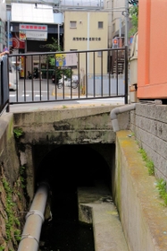 商店街の地下を流れる「盗人川」。水道筋交番のほぼ真下を通るようだ＝灘区水道筋３