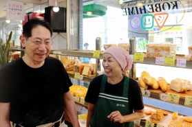 閉店を前に「やりきった思い」と話す山本覚さんと妻鈴子さん＝コーベハイム