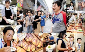 豆腐、串カツ、練り物、パン…など、約２時間かけ、水道筋の商店街・市場をかっ歩し、逸品を食べ歩く「つまみ食いツアー」の様子（撮影・斎藤雅志）