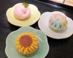 夏の限定商品（左から）「朝顔」「ひまわり」「花火」＝美吉堂本舗
