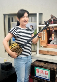 「水道筋が好きすぎて、１泊の旅行でも帰りたくなる」という竹下育さん＝エルナード水道筋