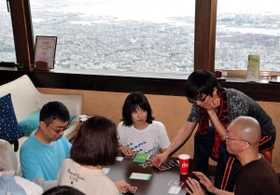 窓の外には絶景が広がるが、誰も振り向かない「ボードゲーム部」＝神戸市灘区摩耶山町