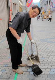 店の定休日を除き、毎朝商店街を掃除する江見義麿さん＝灘区水道筋４