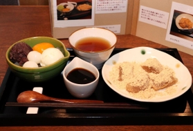 看板メニューのあんみつとわらび餅。すっきりとした甘みで地元ファンも多い＝甘味処あかちゃ家
