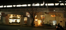 高架を走る阪急電車。その下では、それぞれの工房が独自の表情を持ち、景観に変化を与える＝神戸市灘区城内通５（撮影・山崎　竜）