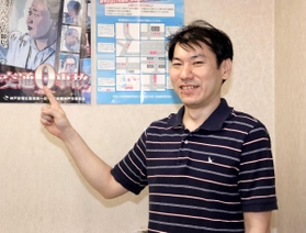 おすすめの場所を紹介する西灘専売所所長の阪本さん＝灘区岸地通４、神戸新聞西灘専売所