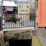商店街の地下を流れる「盗人川」。水道筋交番のほぼ真下を通るようだ＝灘区水道筋３