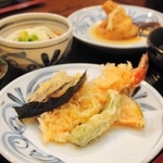 うどんにミニちらしずし、鳥の陶板焼きなど１店目からボリューム満点の料理が並ぶ