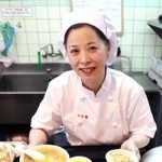 ３代目店主の小山紅さん。名物「ポークチャップ定食」は開店当時の味を守る＝灘区倉石通６