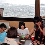窓の外には絶景が広がるが、誰も振り向かない「ボードゲーム部」＝神戸市灘区摩耶山町