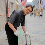 店の定休日を除き、毎朝商店街を掃除する江見義麿さん＝灘区水道筋４