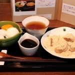 看板メニューのあんみつとわらび餅。すっきりとした甘みで地元ファンも多い＝甘味処あかちゃ家