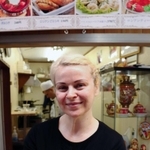 １番人気のピロシキを手にする店主のオルガさん＝ロシアンピロシキ