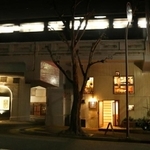 高架を走る阪急電車。その下では、それぞれの工房が独自の表情を持ち、景観に変化を与える＝神戸市灘区城内通５（撮影・山崎　竜）
