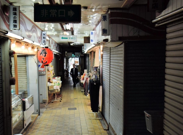 シャッターが下ろされ空き店舗＝神戸市長田区