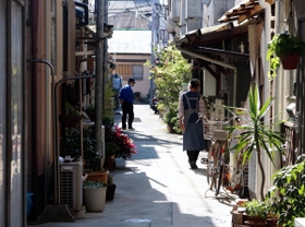 路地に林立する住宅と通りを歩く住民＝神戸市長田区