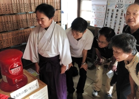 「心のポスト」を設置した高取神社の岡本延清宮司（左）ら＝神戸市長田区高取山町