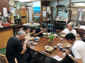 「中の茶屋」で休憩する登山者ら