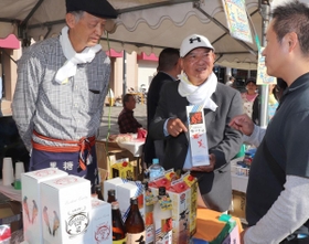 奄美の特産品が並ぶ会場＝長田区若松町６