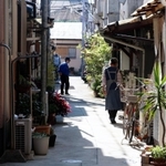 路地に林立する住宅と通りを歩く住民＝神戸市長田区