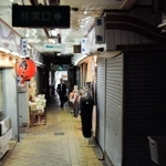 シャッターが下ろされ空き店舗＝神戸市長田区