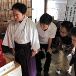 「心のポスト」を設置した高取神社の岡本延清宮司（左）ら＝神戸市長田区高取山町
