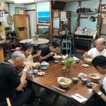 「中の茶屋」で休憩する登山者ら