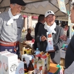 奄美の特産品が並ぶ会場＝長田区若松町６