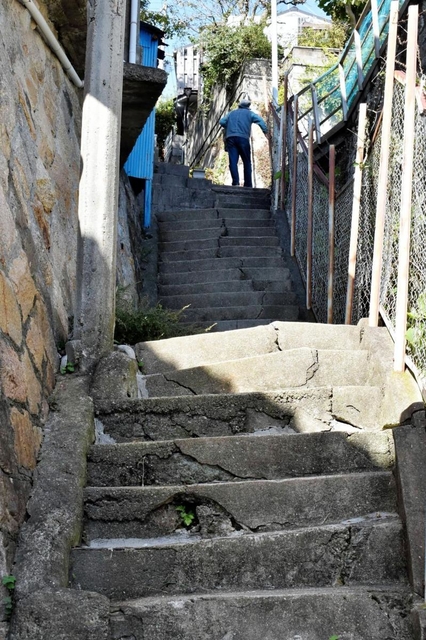至る所に階段。急で狭い所が多い＝神戸市長田区丸山町１