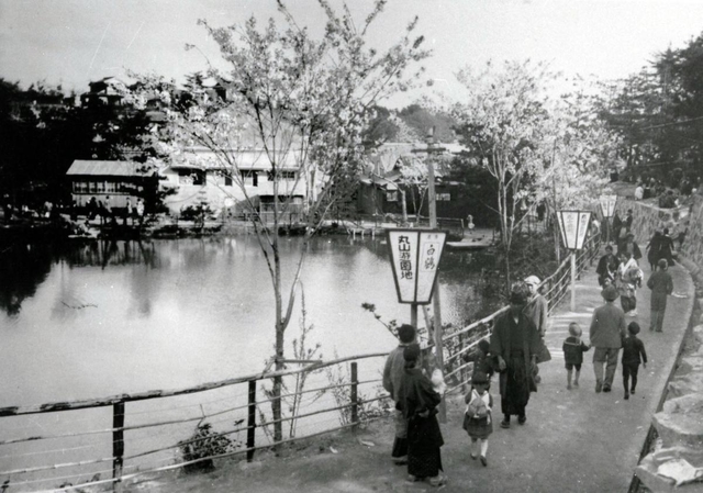 大きな池沿いに遊歩道が整備され、ぼんぼりが立つ「丸山遊園地」（神戸アーカイブ写真館提供）
