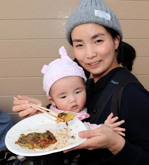 「ソースによってお好み焼きの味は多種多様」と語る玉井優子さん＝長田区久保町２