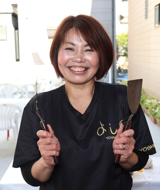 鉄板こなもん祭に出店した、お好み焼き店「よし駒」の竹中靖子さん＝神戸市長田区久保町２　