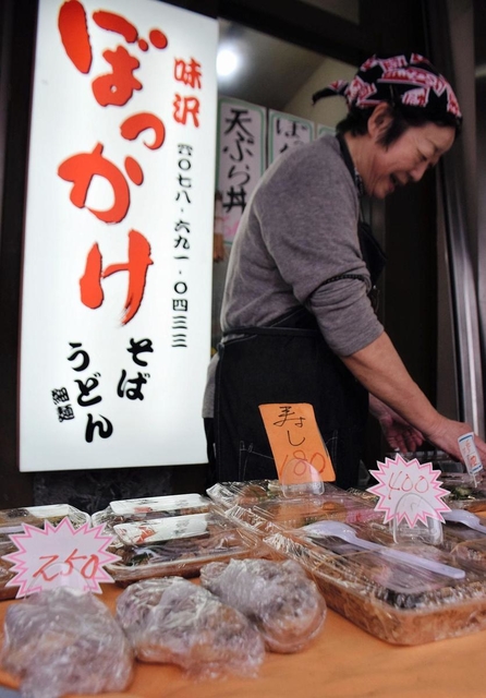 店頭で販売されるぼっかけを使った商品＝長田区長田町１
