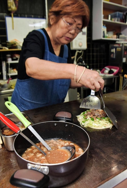 長田のお好み焼き店の多くでは、鉄板の上にぼっかけの入った鍋が置かれている
