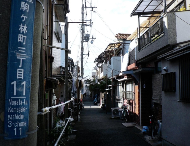 路地に突き出すように洗濯物が干される＝神戸市長田区駒ケ林町３