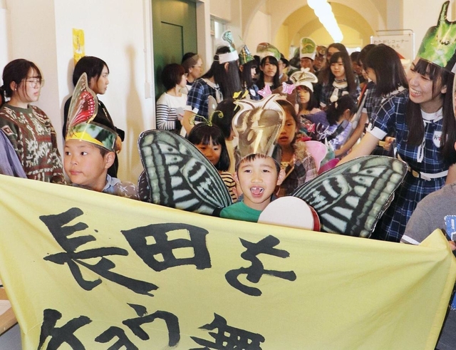 チョウを増やそうと、お面やマントを身に着けて行進する子どもたち＝いずれも長田区二葉町７