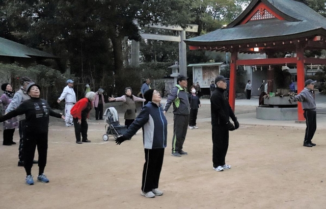長田神社の境内で毎朝行われているラジオ体操＝長田区長田町３